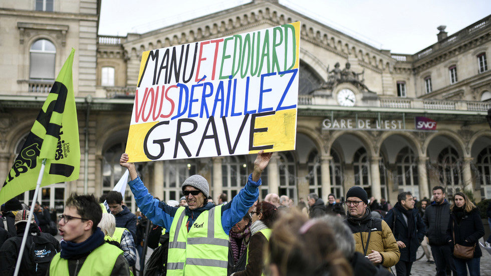 Click to enlarge France protest pension reform