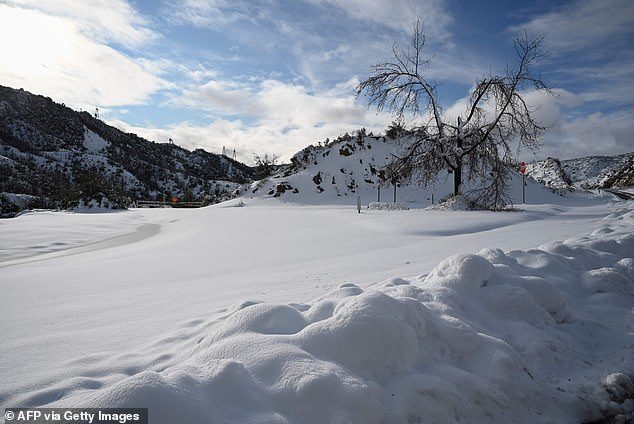 heavy snowfall shuts down major roads as