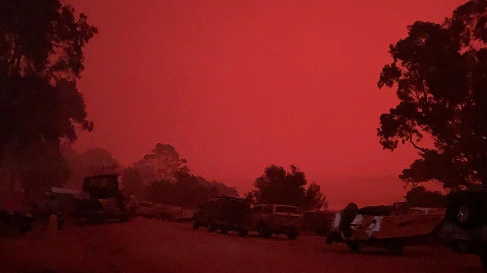 Tourists and locals attempt to flee brush fires in Mallacoota, Australia, December 31, 2019