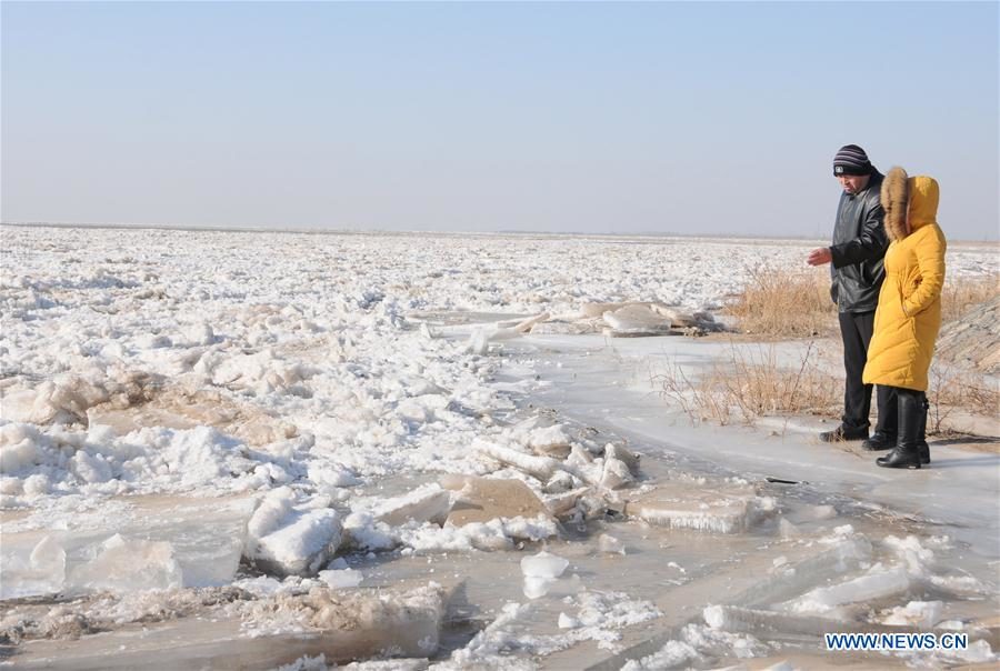 Photo taken on Jan. 3, 2020 shows the frozen Linhe section of the Yellow River
