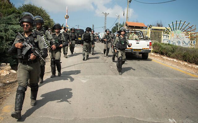 Click to enlarge Border police Yitzhar settlement