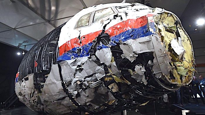 Click to enlarge airliner wreckage