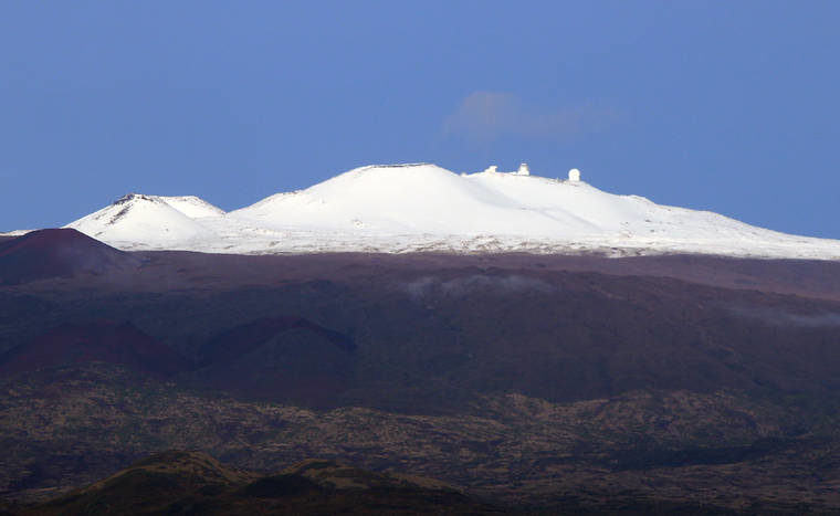 Maunakea gave some early risers a quick peek Tuesday of the first snow of the decade.