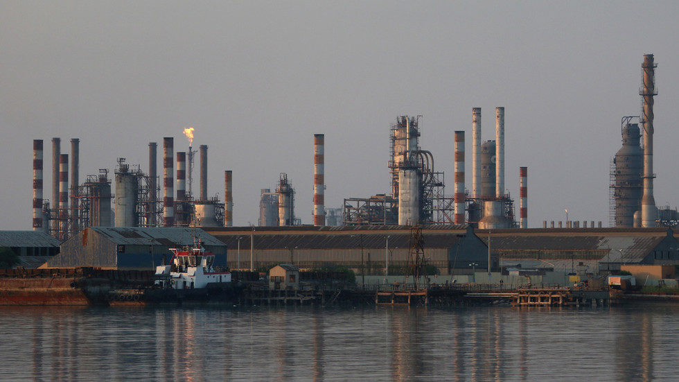 Click to enlarge oil refinery