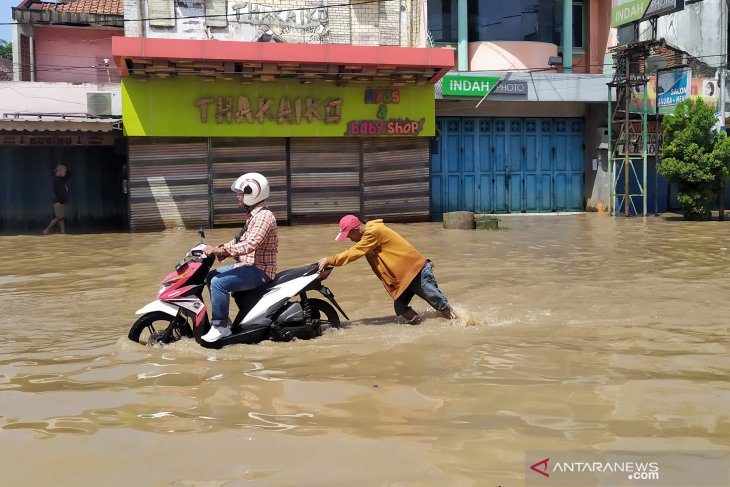 A motorcyclist attempted to pass by a flood-hit road in Dayeuhkolot area of Bandung District, West Java.