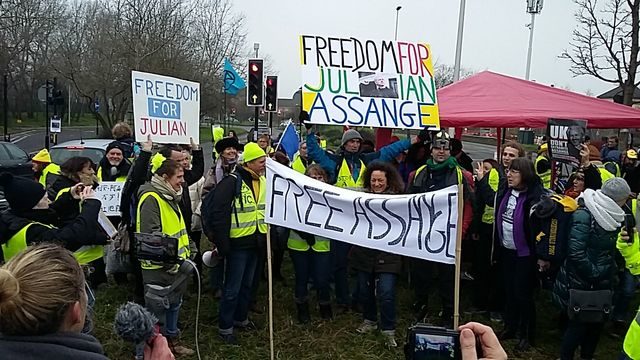 Click to enlarge Protests Assange Belmarsh Yellow vest