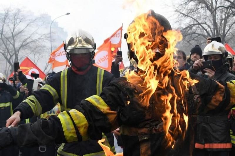 firefighter protest yellow vest