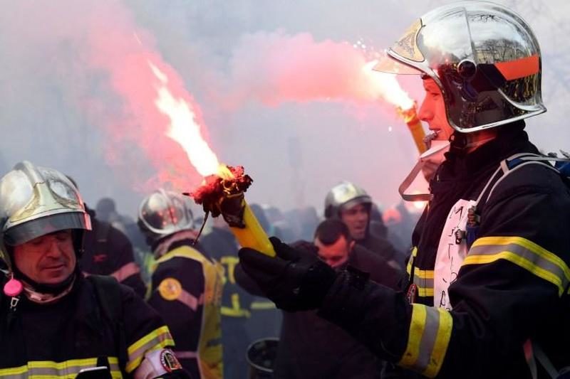 french firefighter protest yellow vest