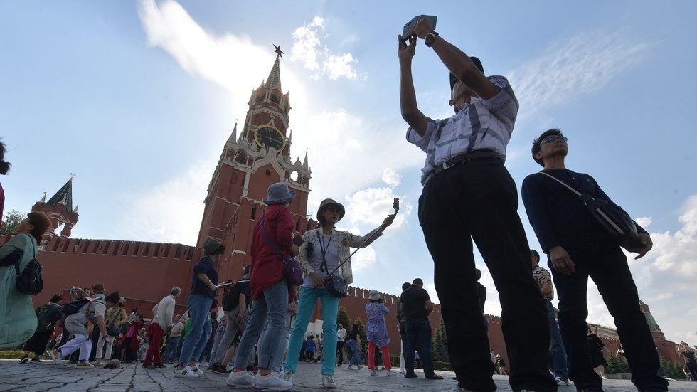 Click to enlarge tourists in russia
