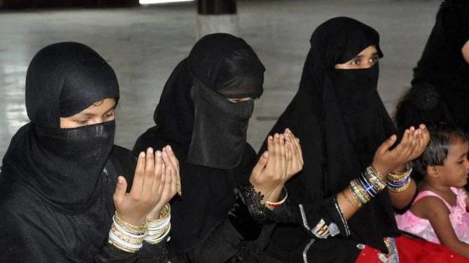 Muslim women praying