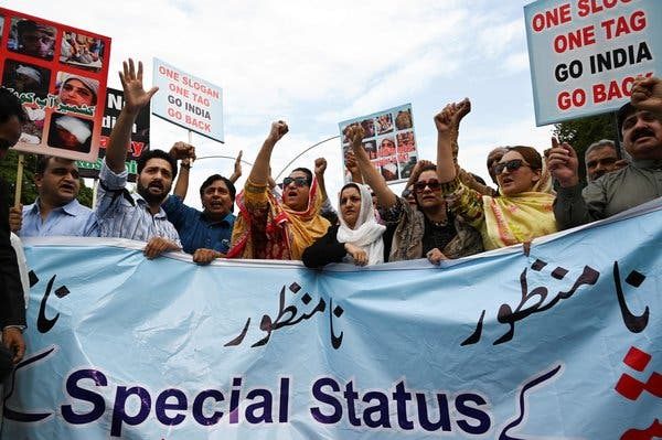Click to enlarge Anti-India Pakistani protestors