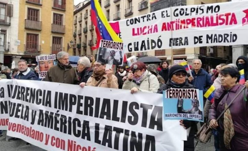 Click to enlarge Protesters greet Guaido in Spain