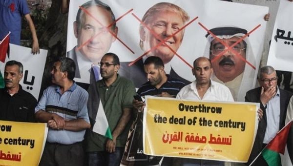 Click to enlarge Palestinians protest