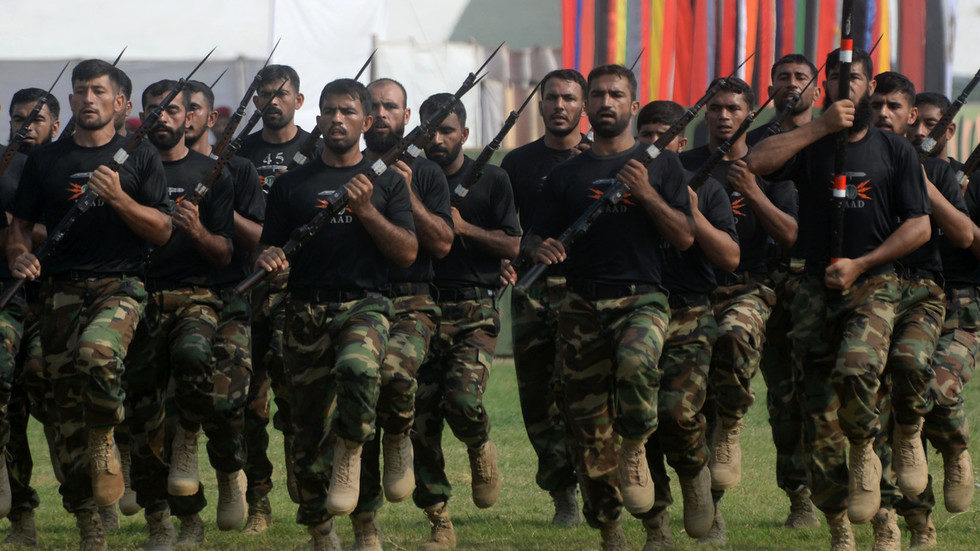 Click to enlarge Pakistani soldiers