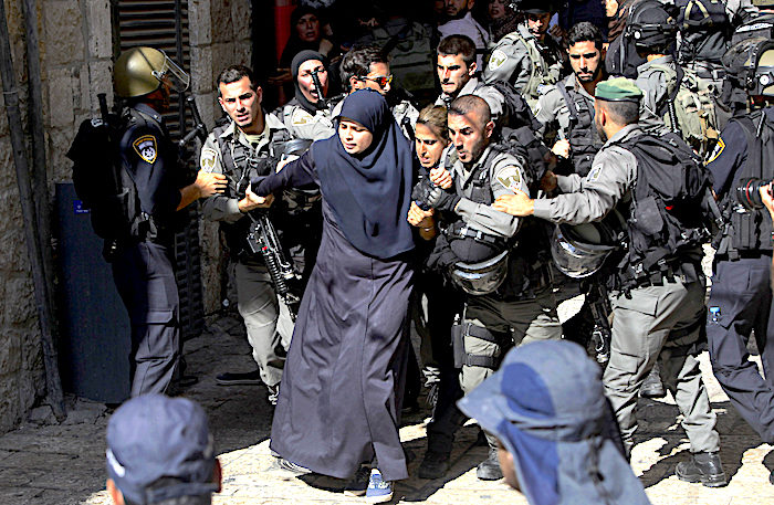 Click to enlarge Israeli police shove woman