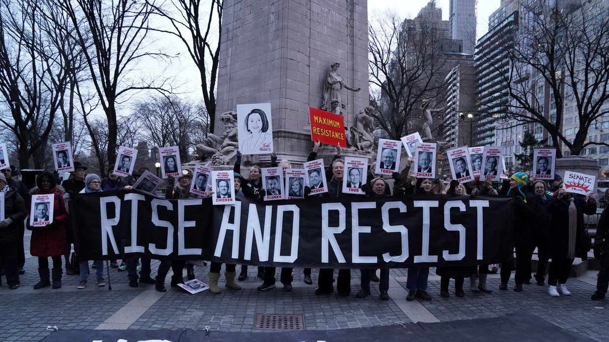 Click to enlarge trump protesters resist