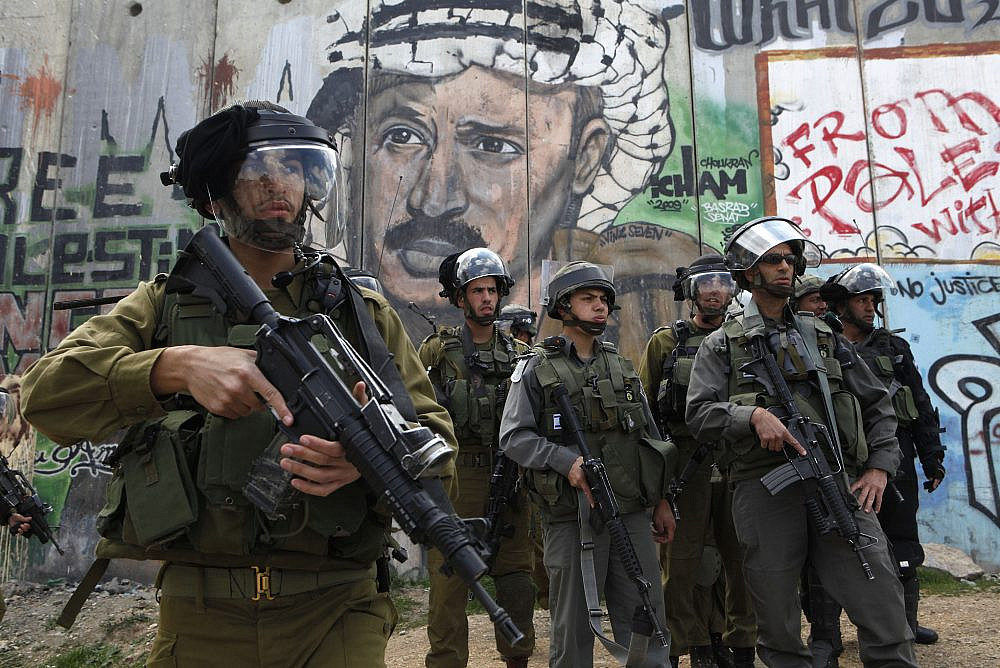 Click to enlarge Israeli security officers
