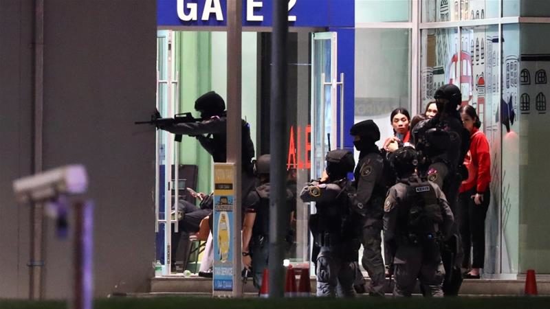 Thai security forces enter in the shopping centre