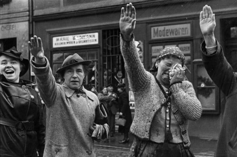 seig heil nazi salute