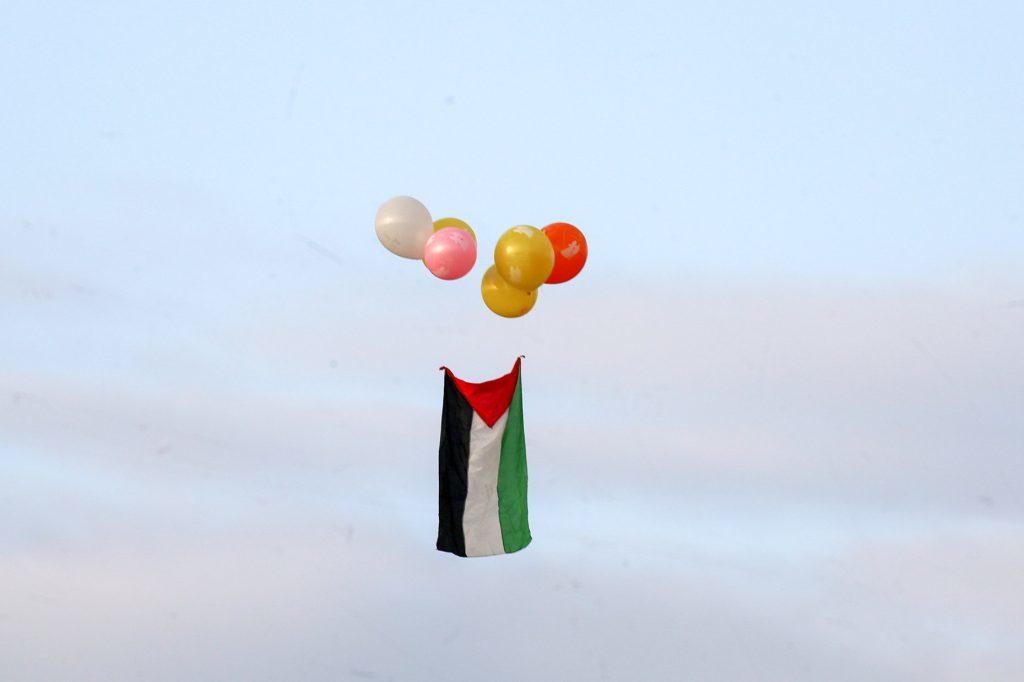 Click to enlarge balloons gaza flag