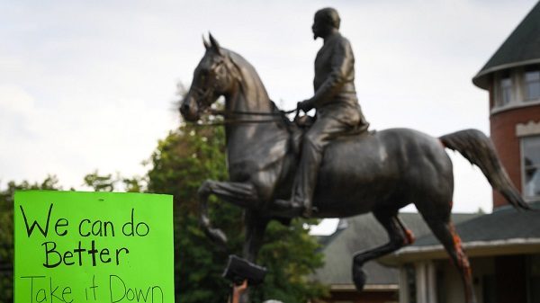 statue
