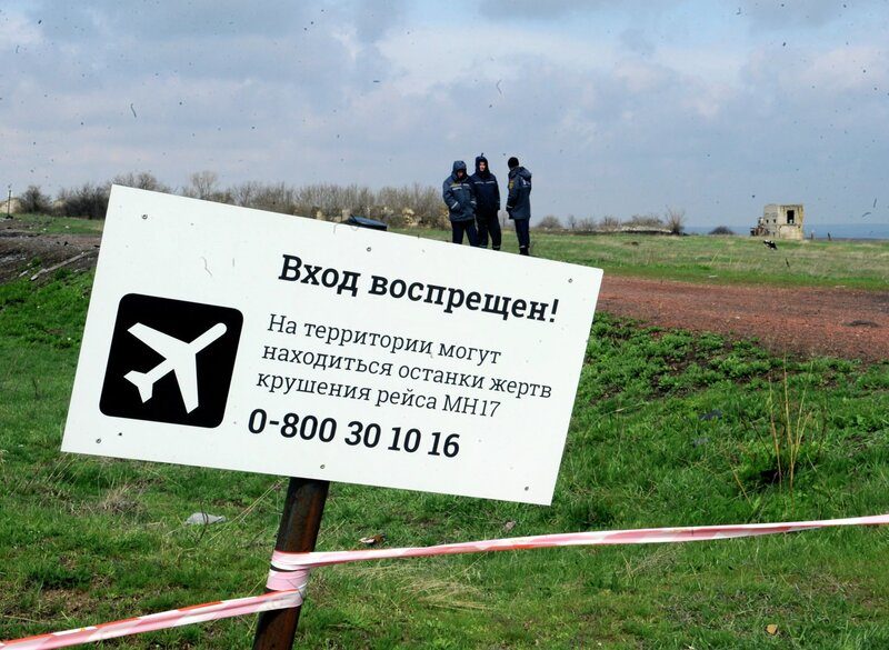 Click to enlarge inspection MH17 crash