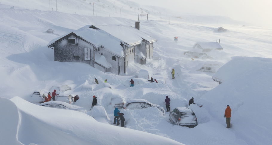 Click to enlarge Outside the lodge at Haukeliseter, guests had to come out with a shovel. The cars were completely damaged - and it was not easy for the owners to find the right car.