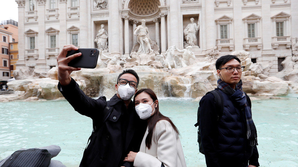 rome tourists masks