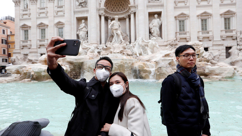 Click to enlarge rome tourists masks