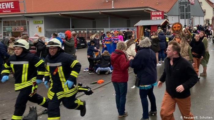 Click to enlarge car crash crowd germany