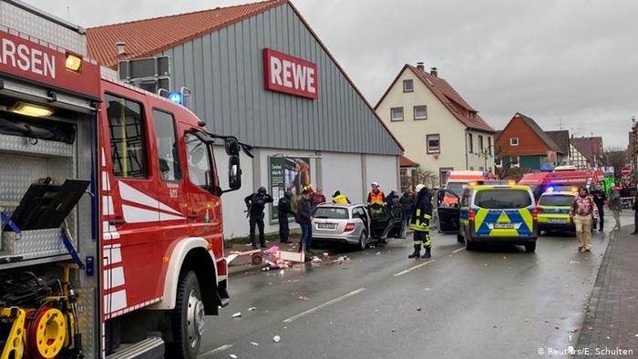 Click to enlarge car crash crowd germany