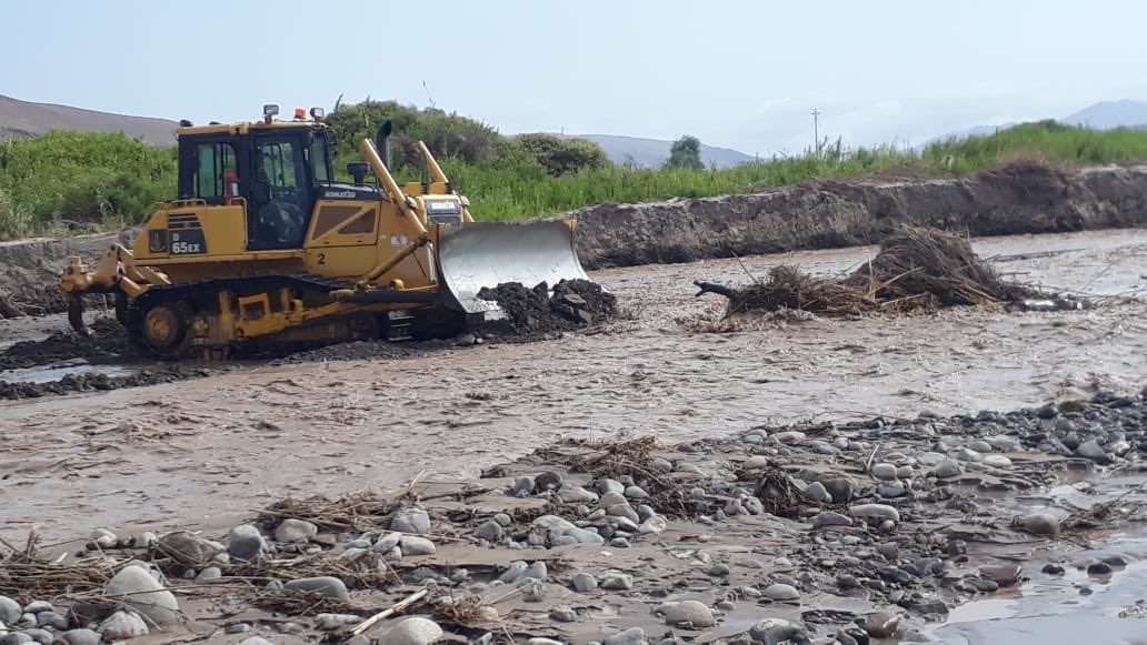 Military personnel assist in clearing flood debris in Tacna, Peru, February 2020.