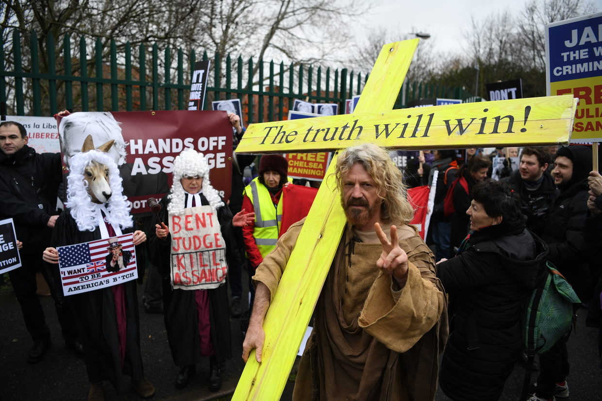 Click to enlarge assange extradition protest