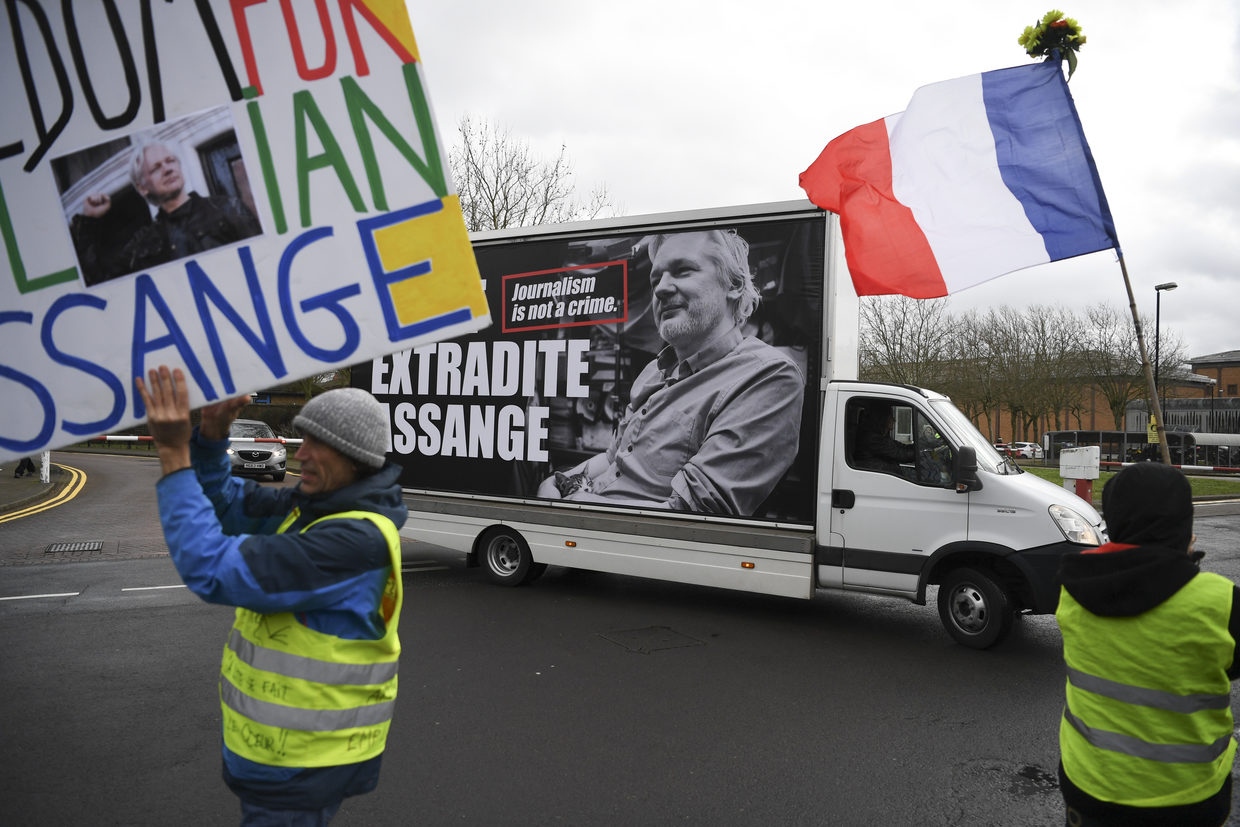 Click to enlarge assange protest