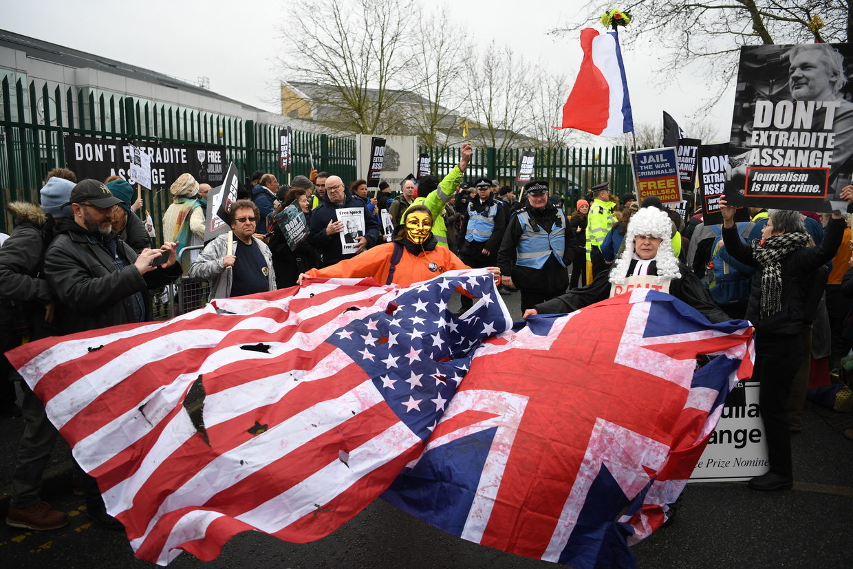 Click to enlarge assange protest