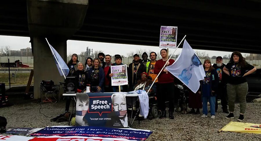 Click to enlarge protest assange manning prison us