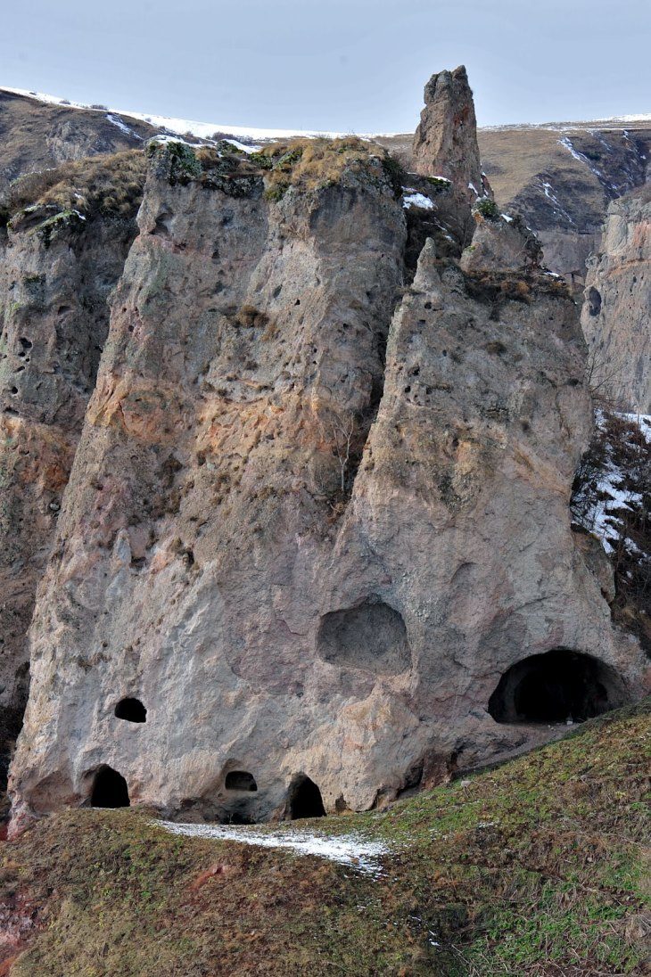 Click to enlarge cave-dwellings of Khndzoresk