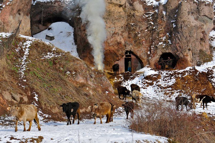 Click to enlarge cave-dwellings of Khndzoresk