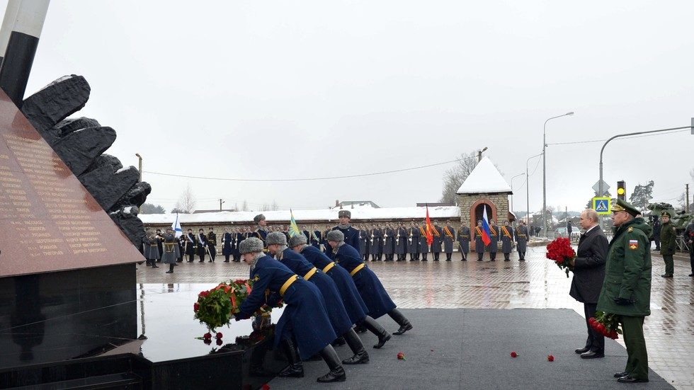 Russian President Vladimir Putin and Defense Minsiter Sergey Shoigu