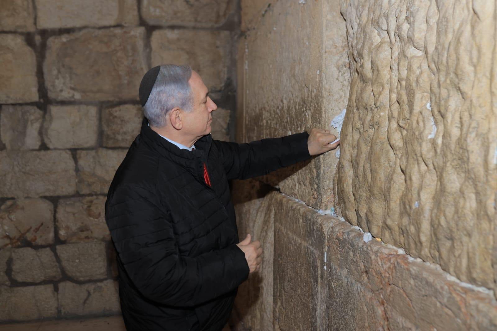 Netanyahu prays at the Western Wall