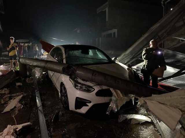 An electricity pole falls on a car in Yên Bái City
