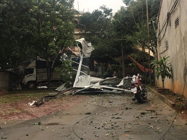 Click to enlarge Houses in Yên Bái are damaged by the hail