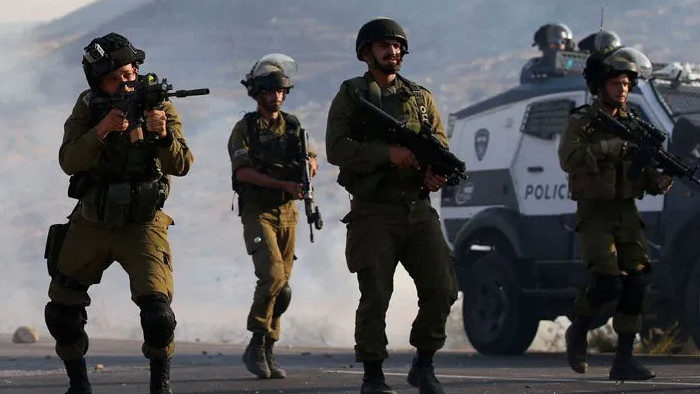 Israeli soldiers fire at Palestinians