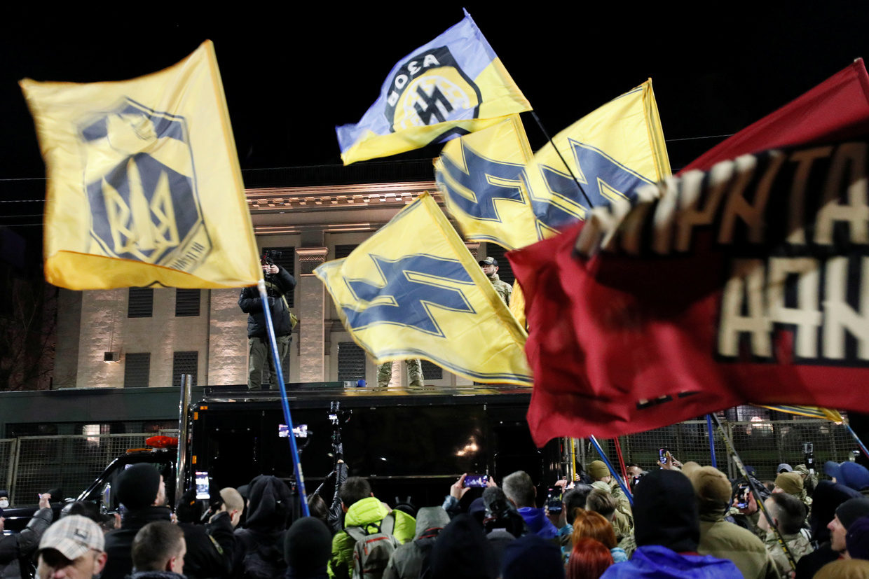Click to enlarge ukraine protesters Russian embassy