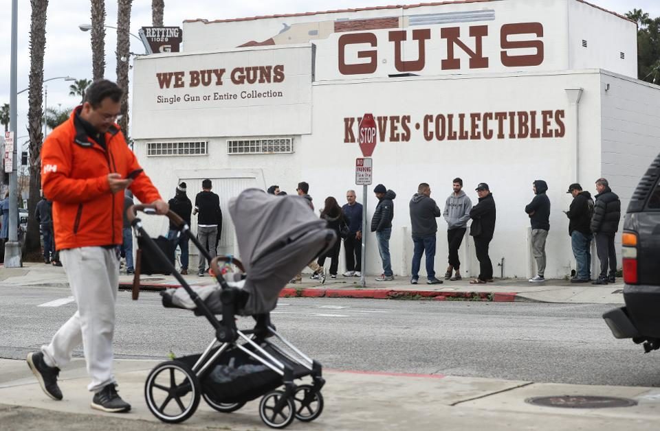 Click to enlarge line up for guns coronavirus