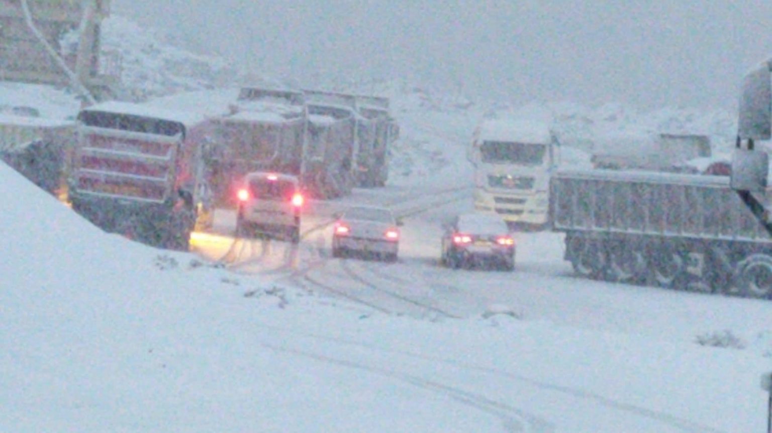 Heavy snowfall landed overnight on stretches of the Ronda to San Pedro section of the A-397