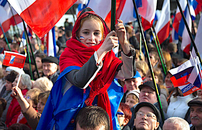Crimean flag crowd
