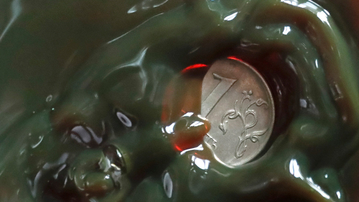 Click to enlarge russia oil rouble