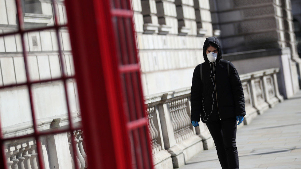 london pedestrian facemask coronavirus