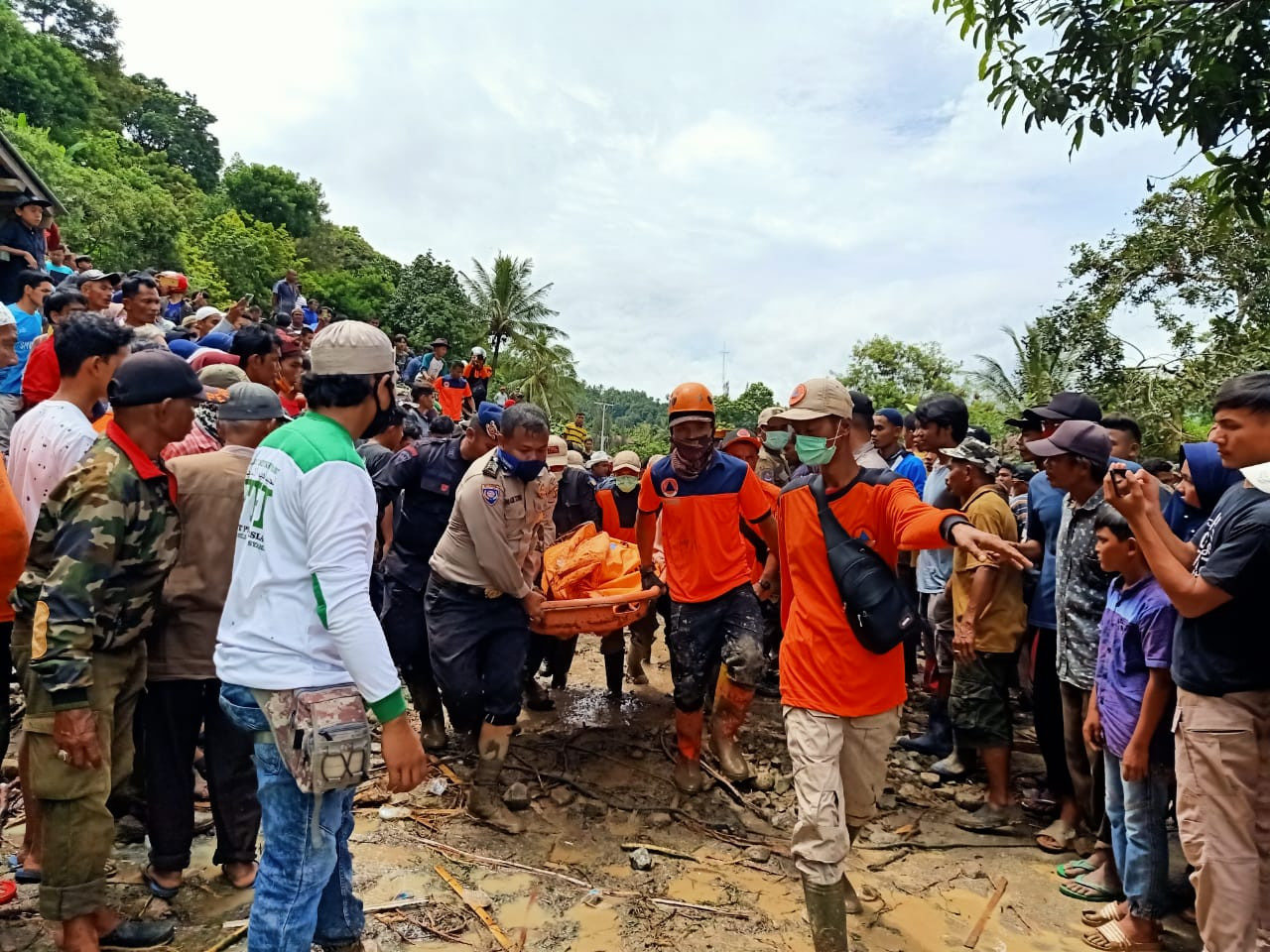 Policemen and personnel of the Tanah Datar Disaster Mitigation Agency
